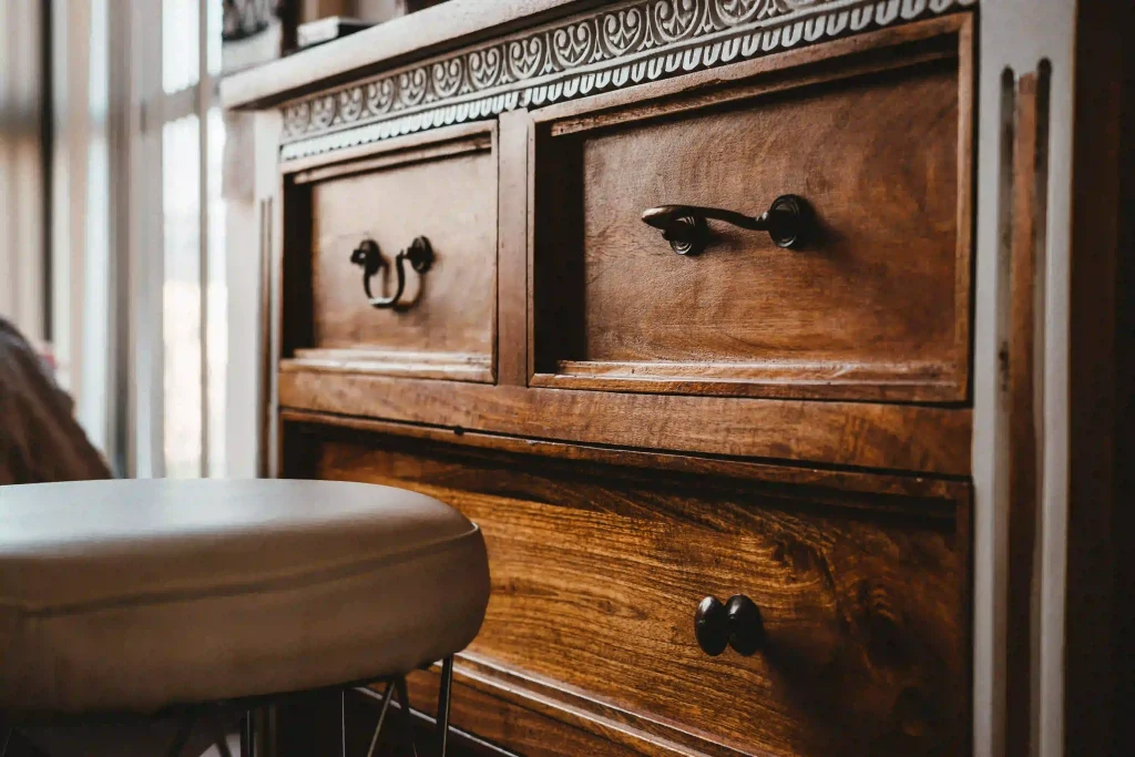mueble madera oscura